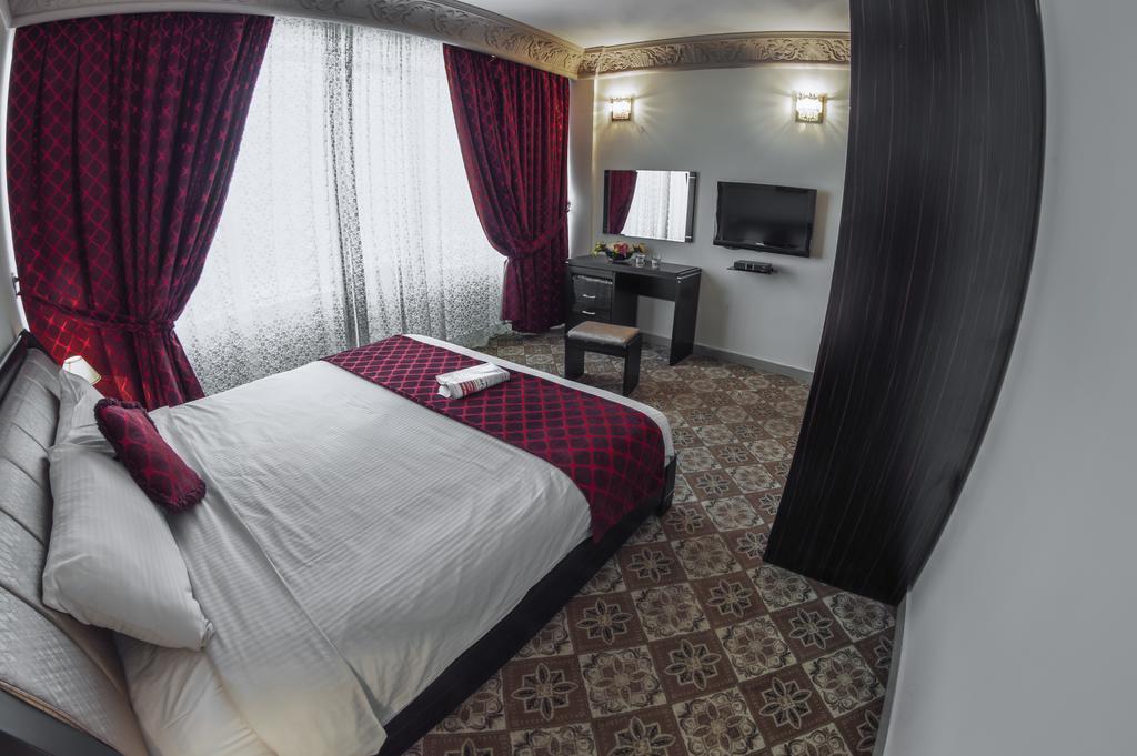 Sara Plaza (Adults Only) Aparthotel Kuwait City Room photo